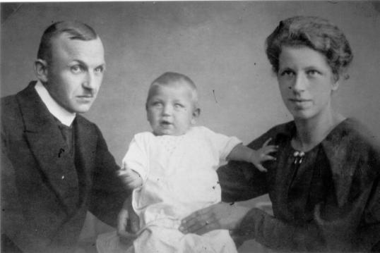 Adolf Schlüter mit Ehefrau Amanda und Gerhard