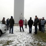 Die Gruppe aus Stolpe und Wankendorf unter der Windenergieanlage