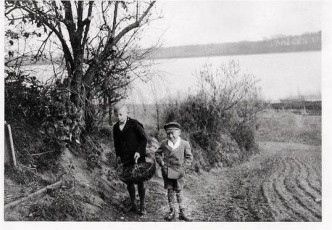 Helmut und Uwe Brauer beim Kaninchenkrautholen 1937