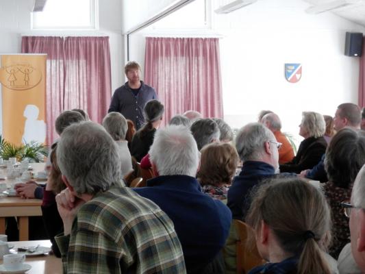 Matthias Stührwoldt beim Vortrag im Dorfgemeinschaftshaus