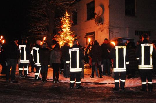 Die Freiwillige Feuerwehr Stolpe sichert zur Straße hin ab