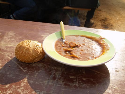 Leckere Gulaschsuppe mit Brötchen