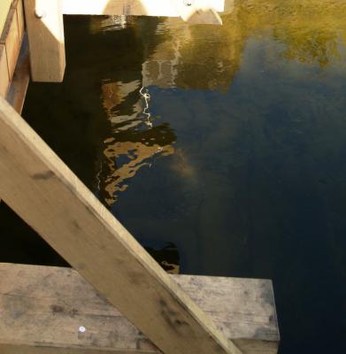 Spiegelbild der Brücke im Fluss