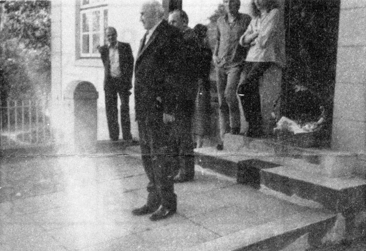 Adolf Schlüter vor dem Haus