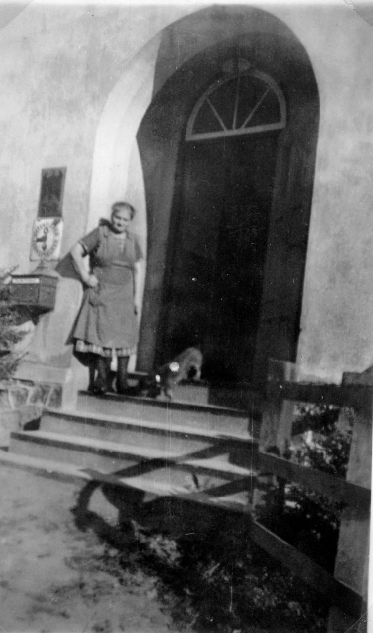 Frieda Grothkopp vor der Tür