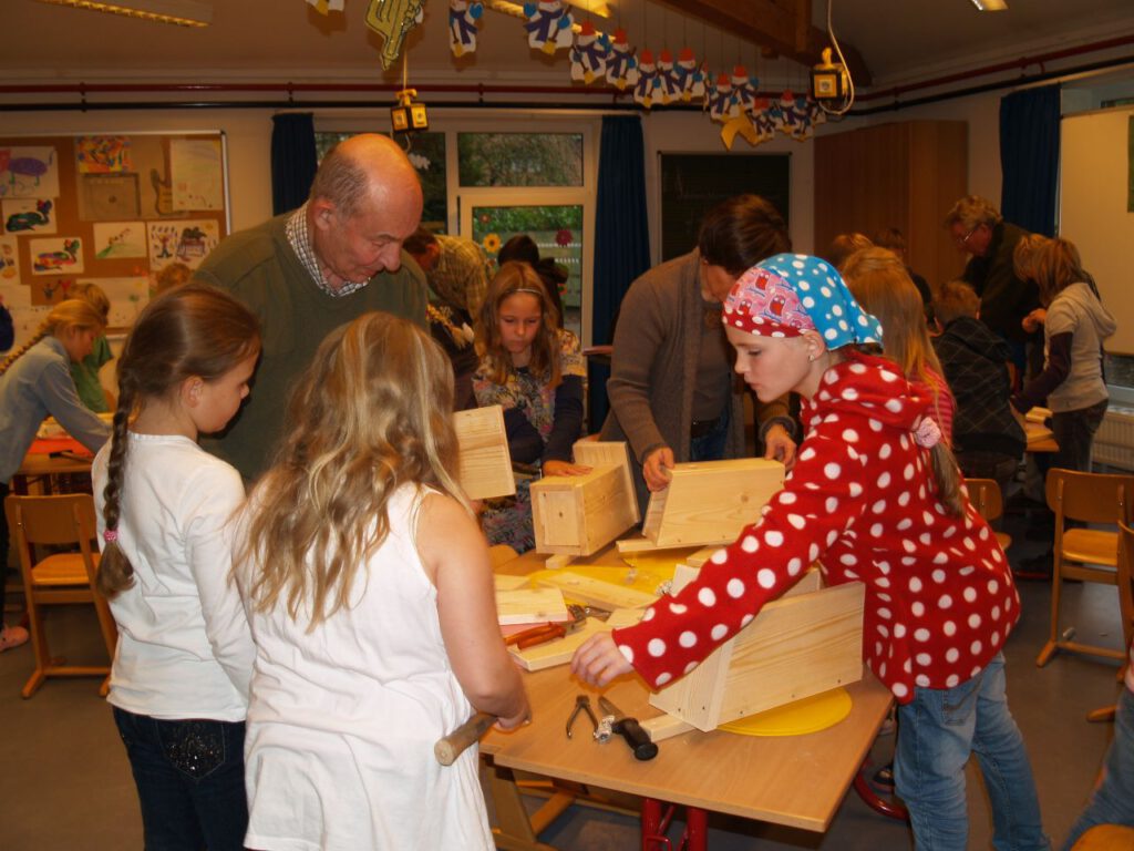 Berthold Haberland 2012 beim Nistkastenbau in der Grundschule Stolpe