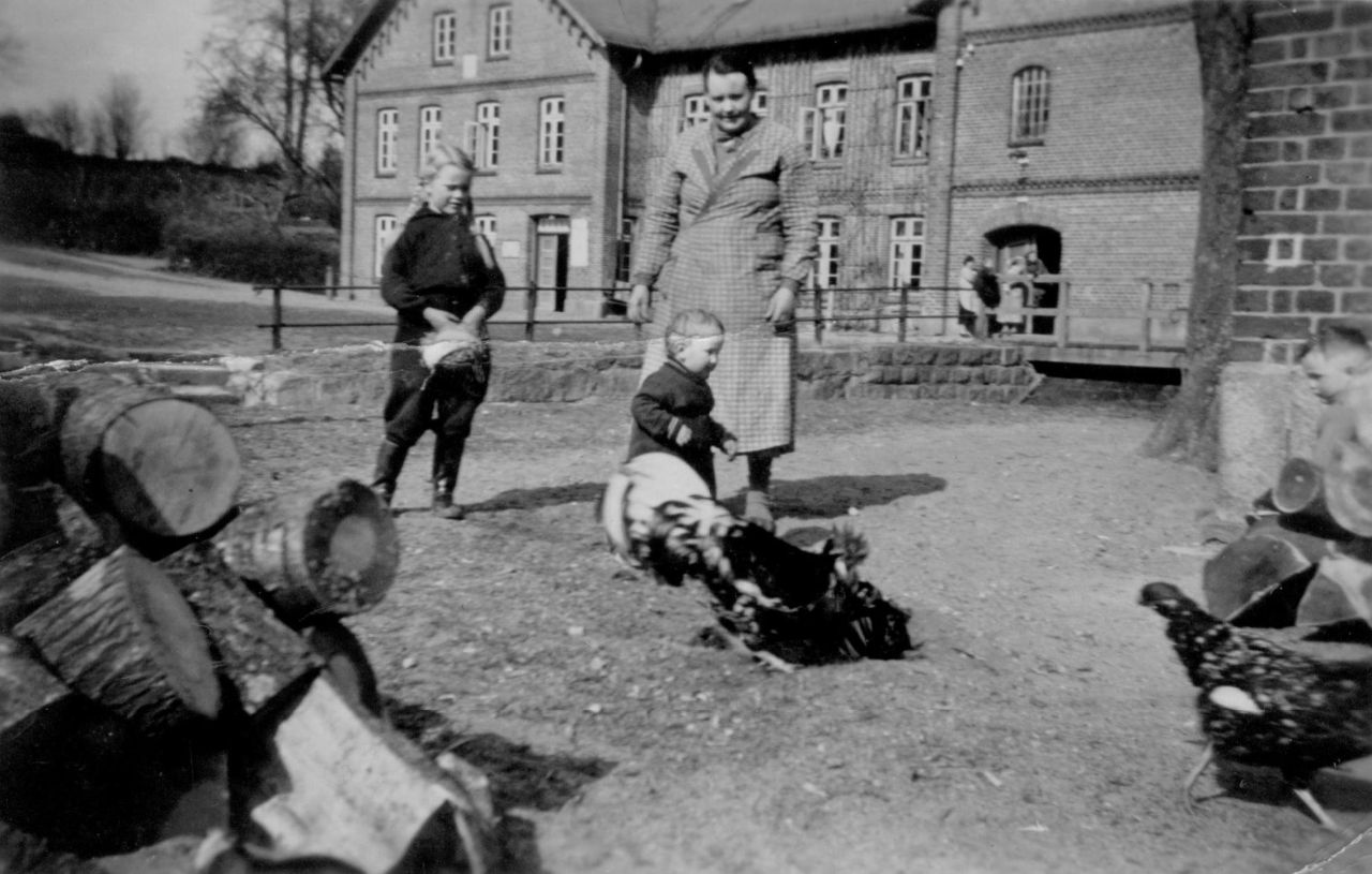 Auguste Schlüter mit Töchtern 1939