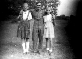Gertrud und Karla mit Engländer 1945