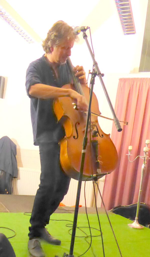 Ray Cooper virtuos mit Cello